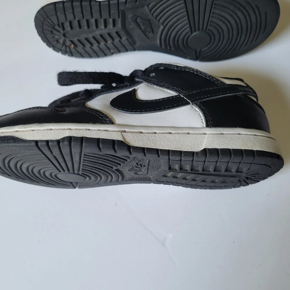 Nike Black and White Sneakers Classic Low-Top Design